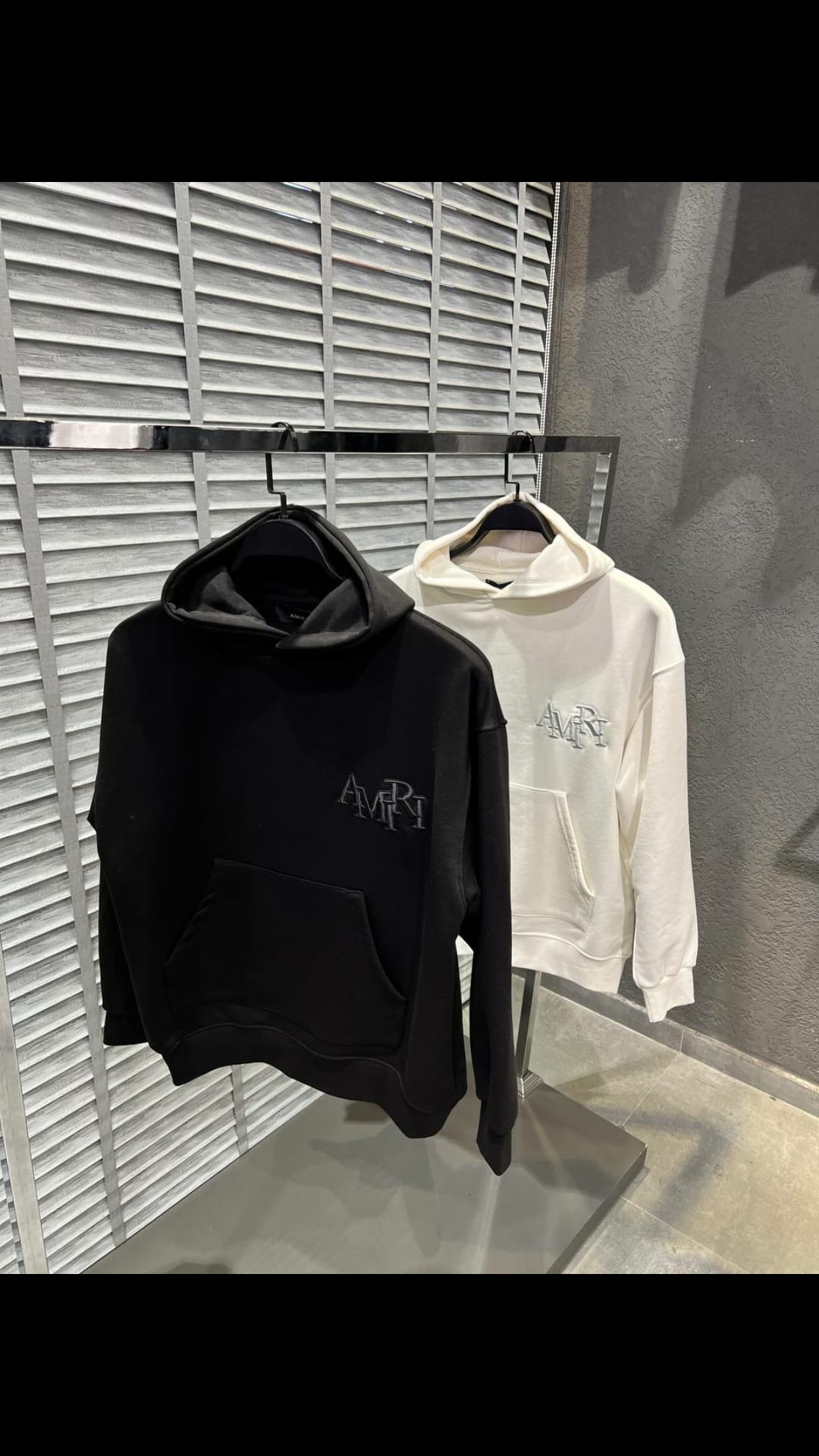 Amiri Front and Back Logo Stitching Hoodie Weiß